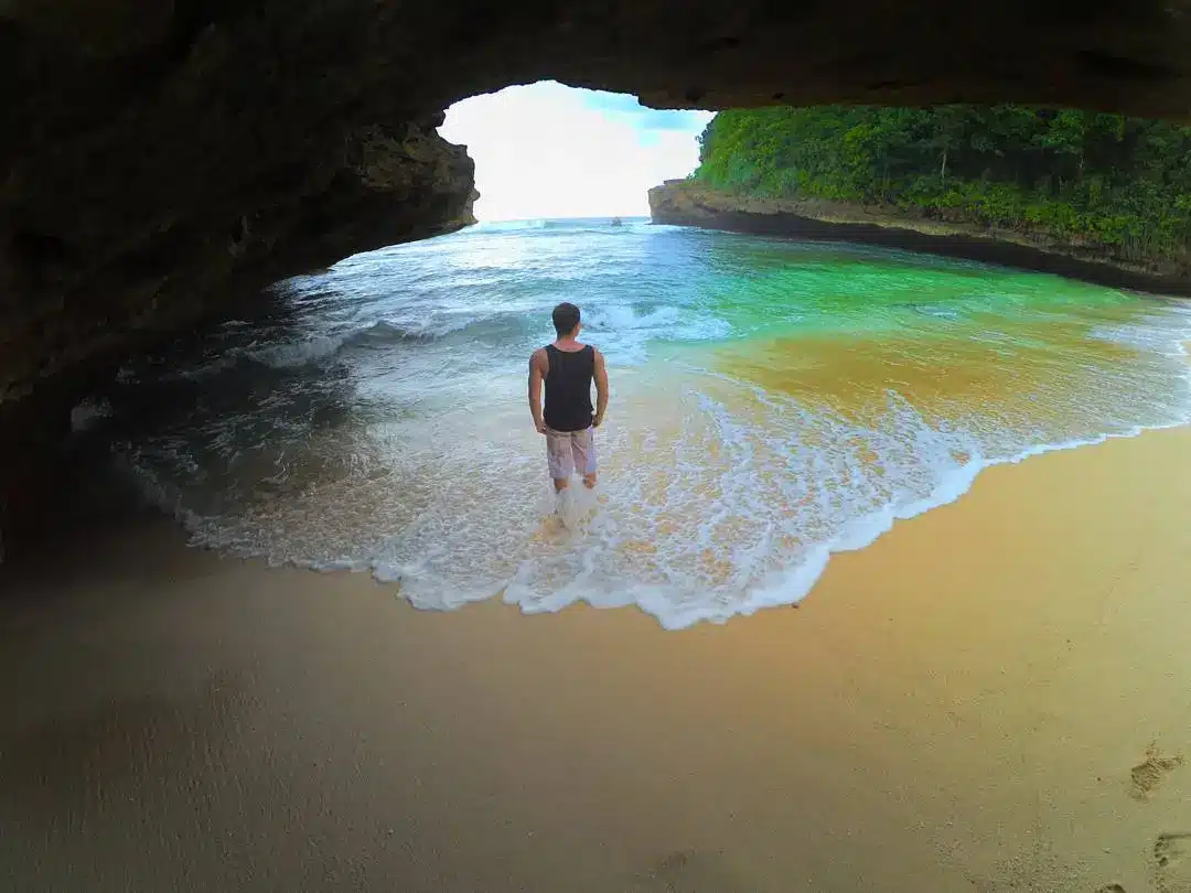 Pantai Ngledakan Ciut Malang
